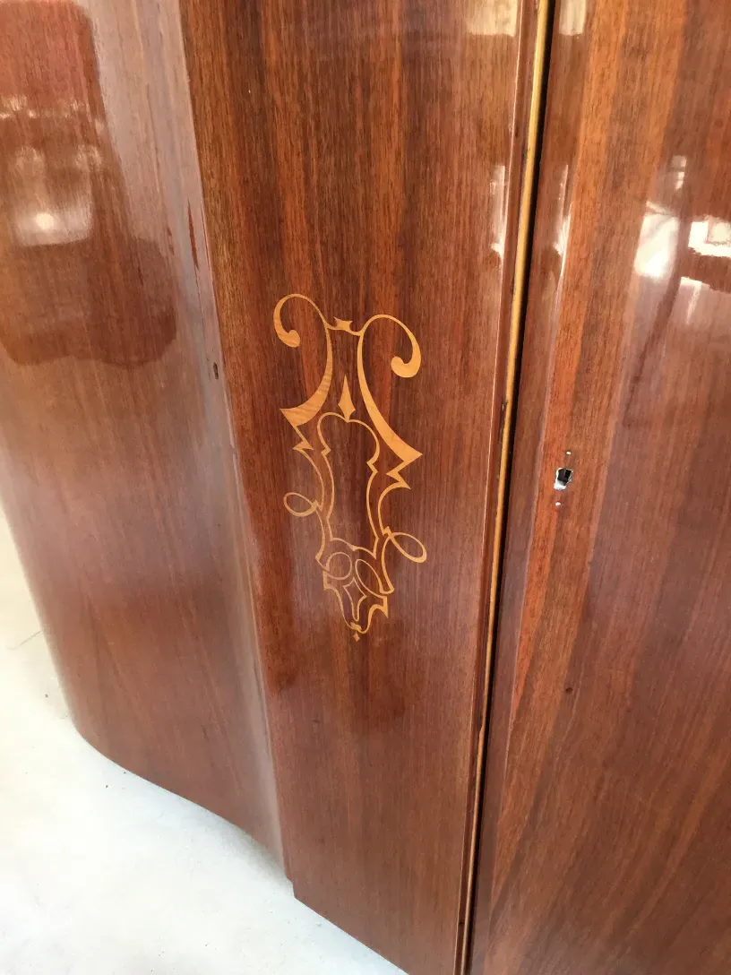 biblioteca antigua con diseño elegante y detalles labrados en la madera