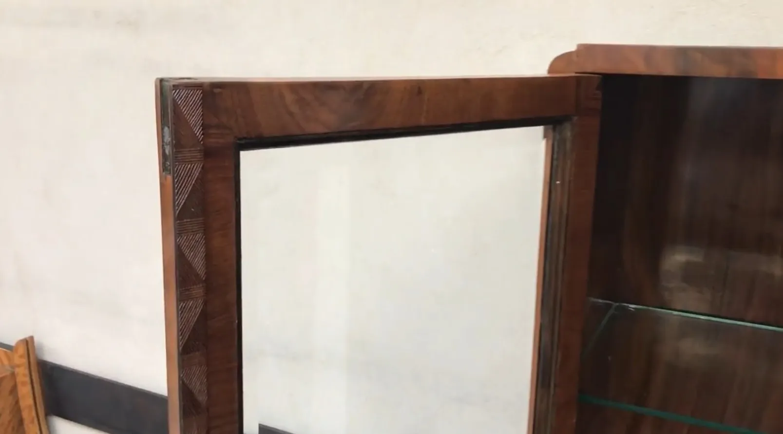 고전 책장, 유리 선반과 장식 세부 사항