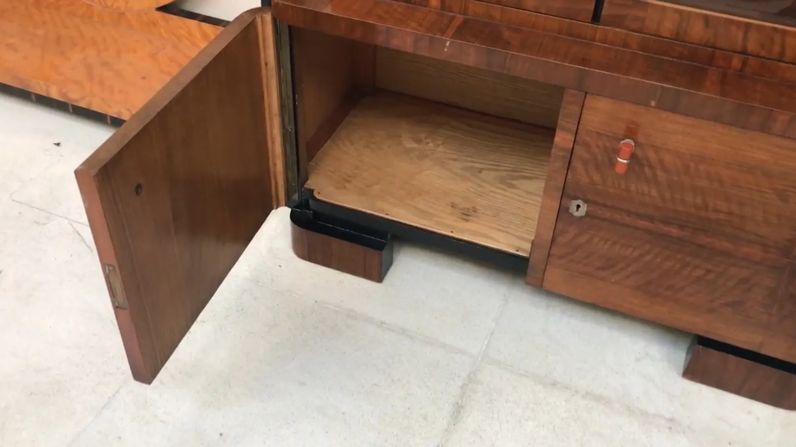 ancienne bibliothèque avec un design classique et un grand espace intérieur