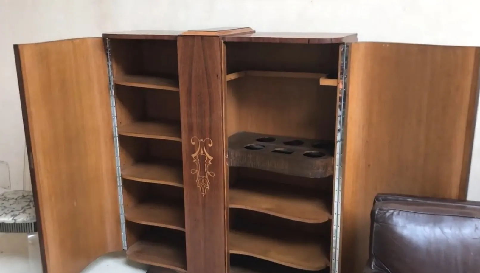 bibliothèque ancienne avec étagères en bois et design élégant dans un cadre confortable