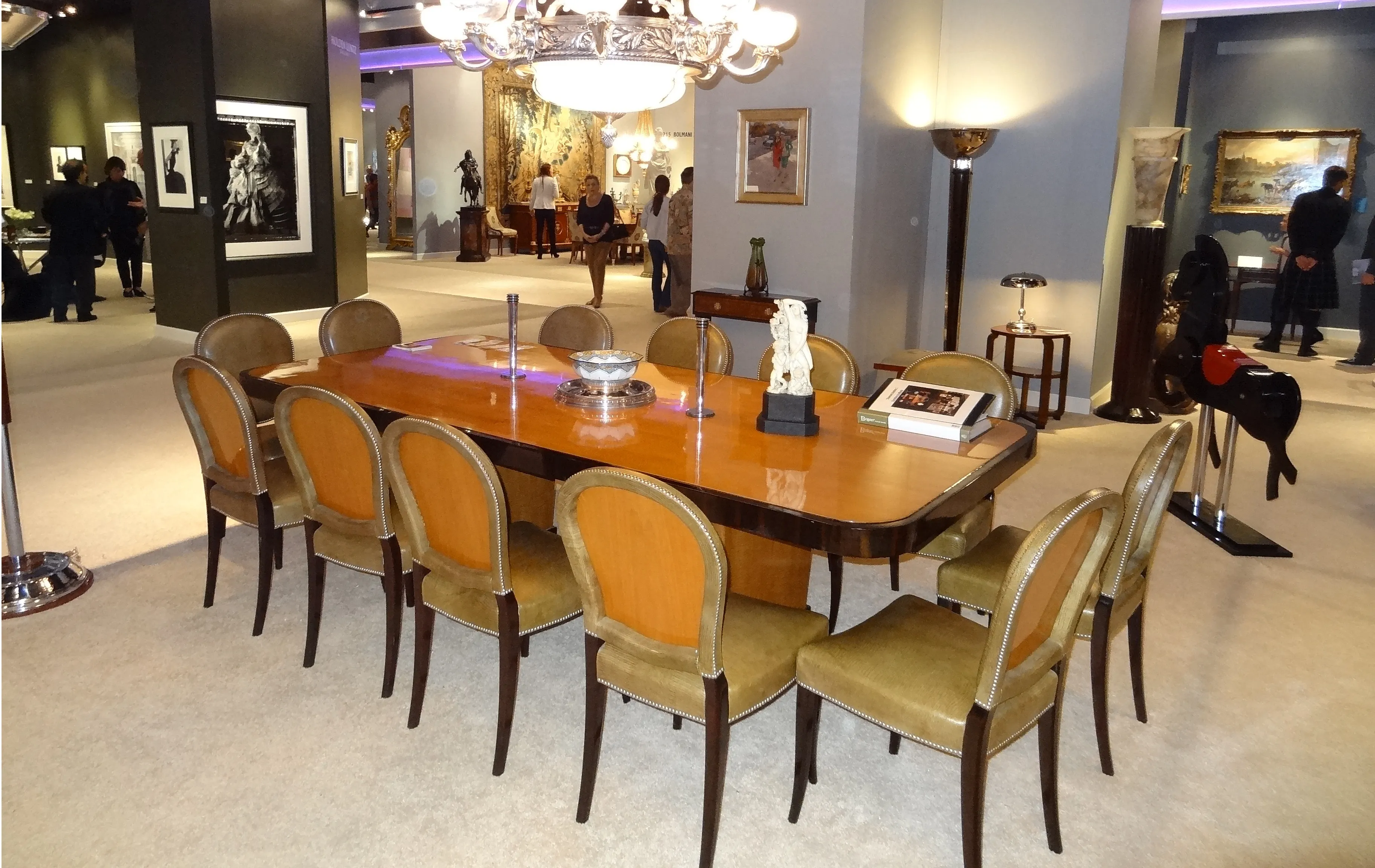 table à manger ancienne avec chaises, ambiance élégante, pour 10-12 personnes