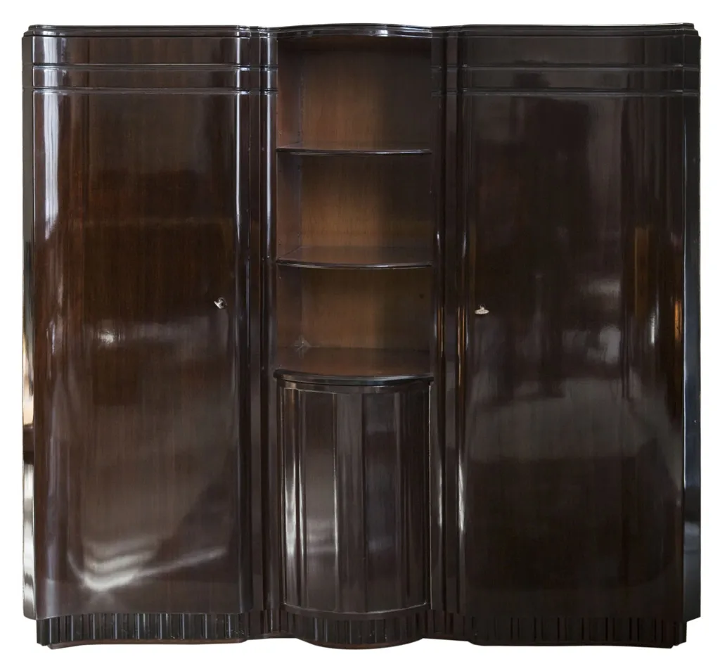 libreria antica con mensole curve e porte