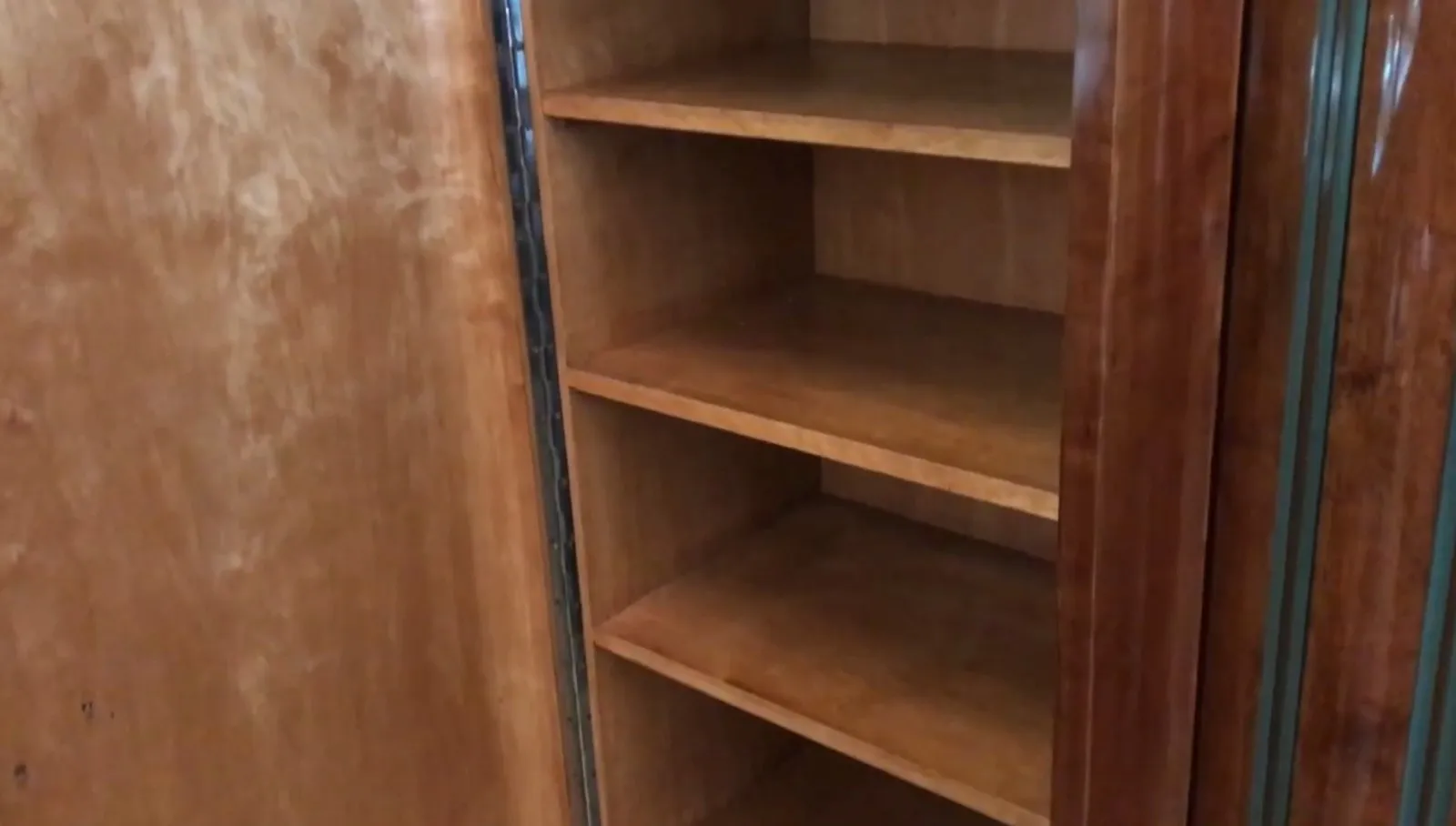 クラシックな環境にある空の棚の古い本棚。