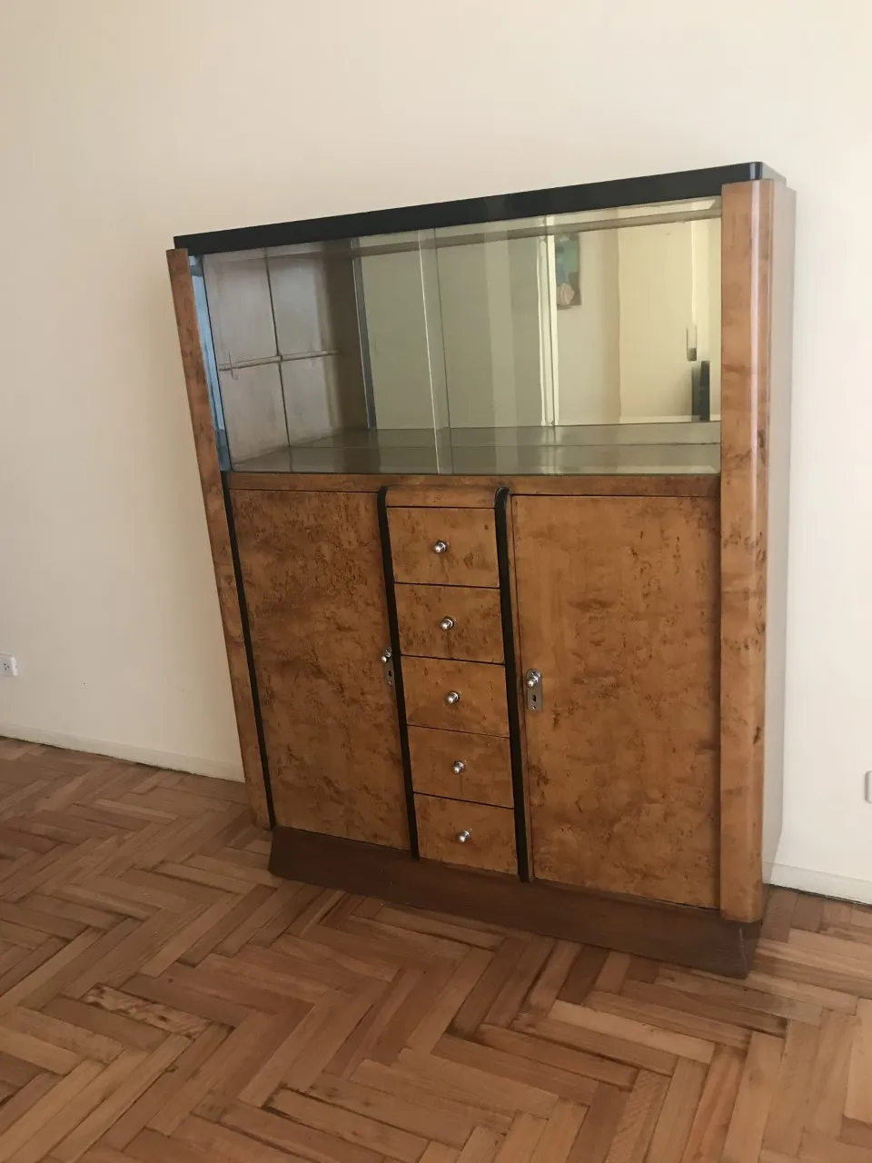 Antikes Bücherregal mit schlichtem Design