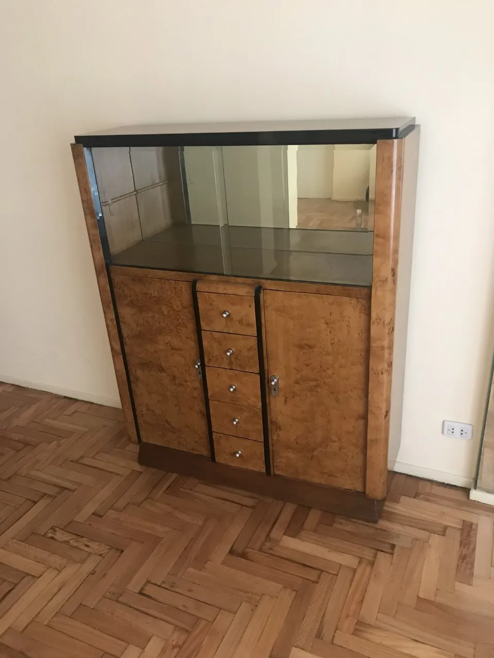 estante de livros antigo com design atraente e compartimentos