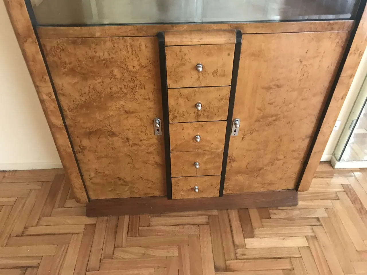 장식적인 세부 사항과 눈에 띄는 선반이 있는 고서적 책장