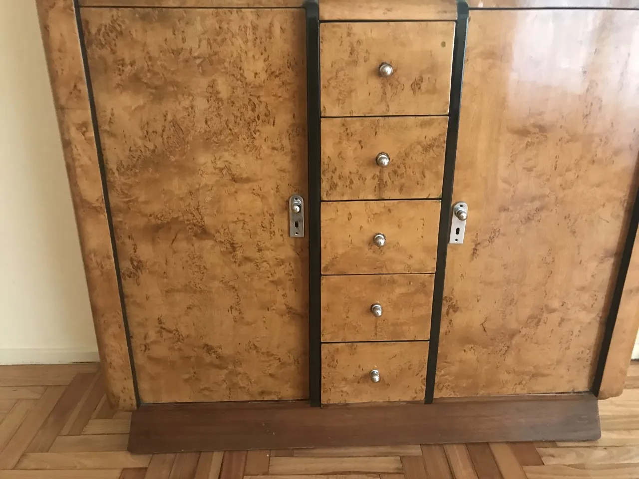 पुरानी किताबों की अलमारी के साथ आकर्षक डिज़ाइन