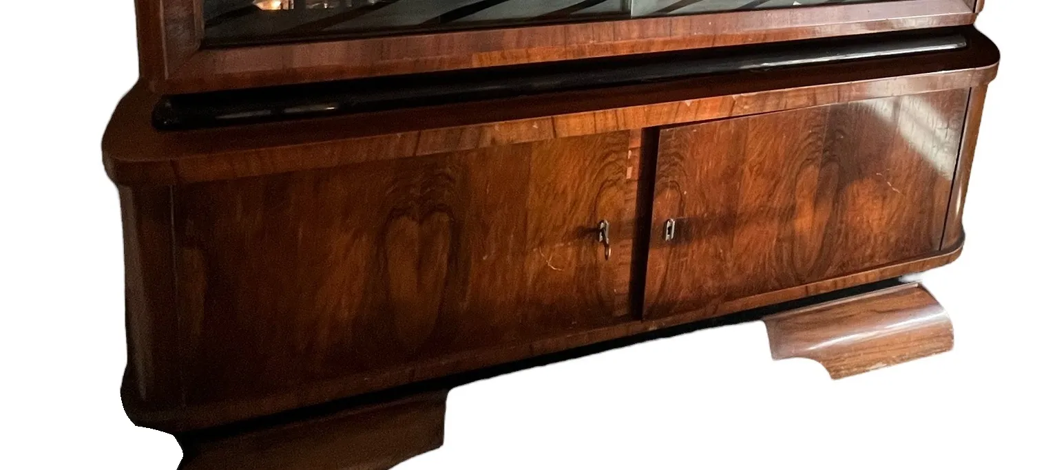 estante de livros antigo com detalhes elegantes e portas