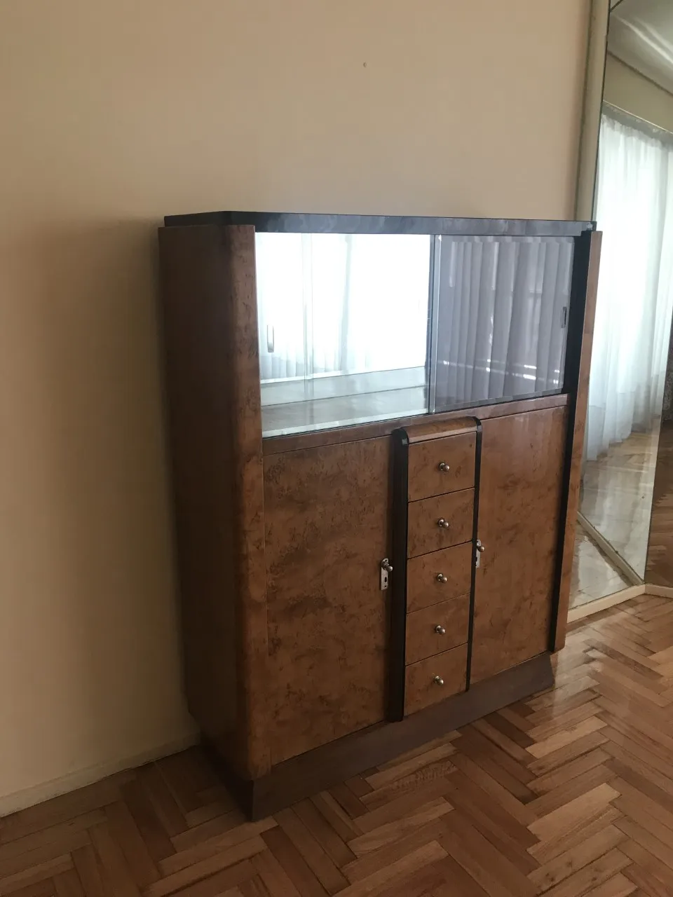 Antikes Bücherregal mit Glastüren und Regalen