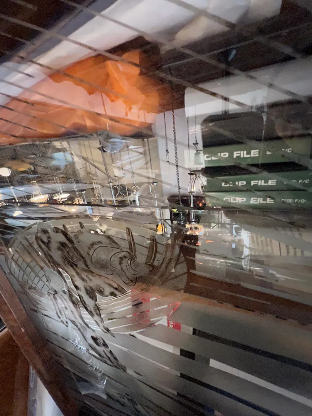 libreria antica con scaffali decorativi e un'atmosfera accogliente