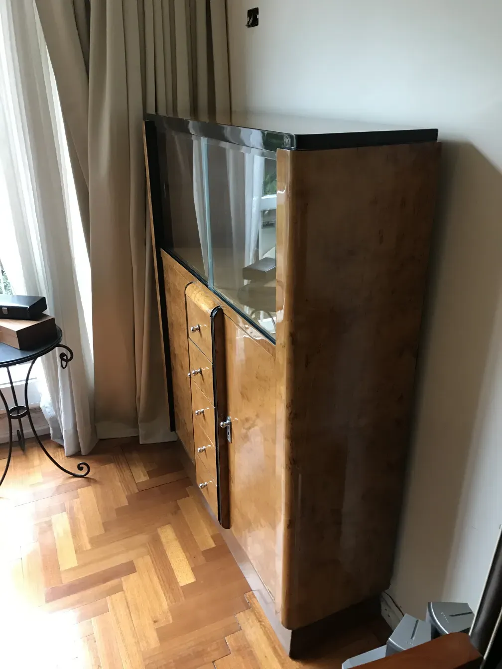 libreria antica con frontale in vetro, decorazione elegante