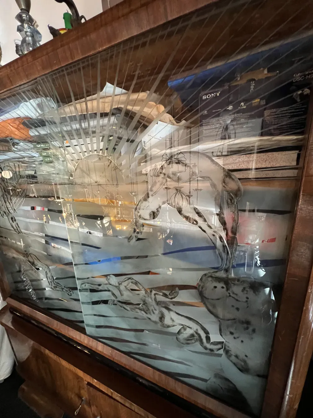 biblioteca antigüa con decoraciones elegantes y estantes llenos