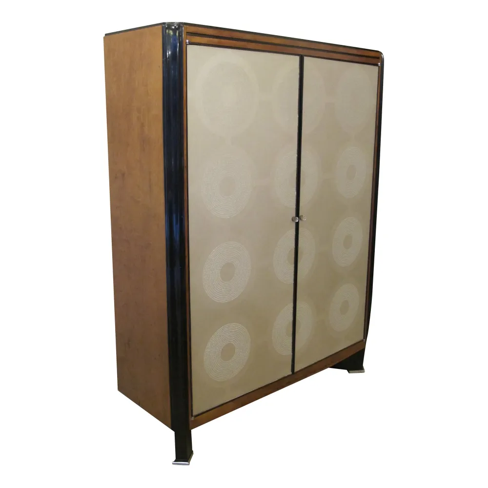 libreria antica con porte decorate e stile distintivo