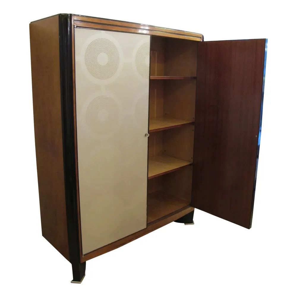 古董书架的开放式书架视图