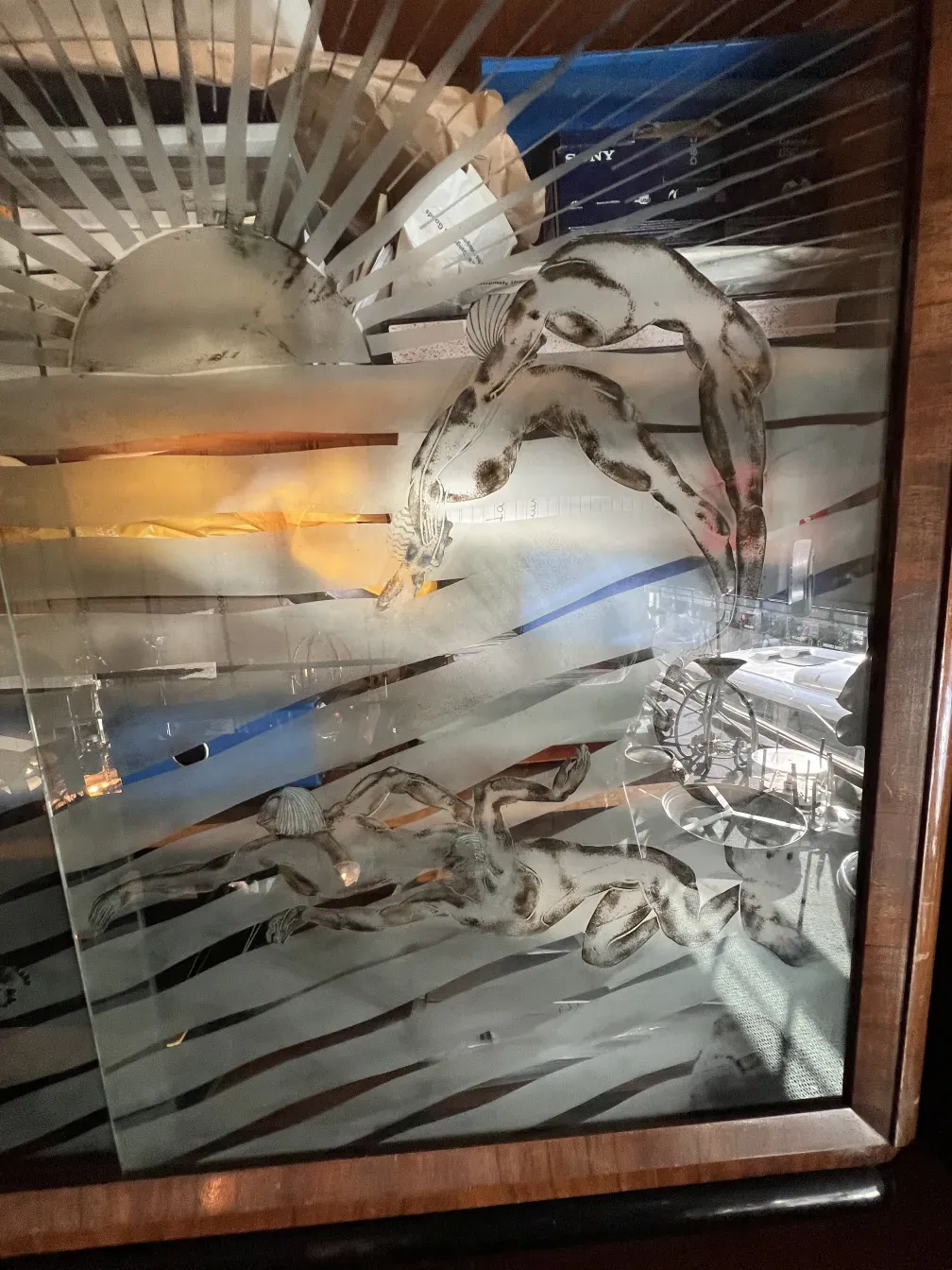 bibliotheque ancienne sculptée avec des figures en verre, dans un environnement