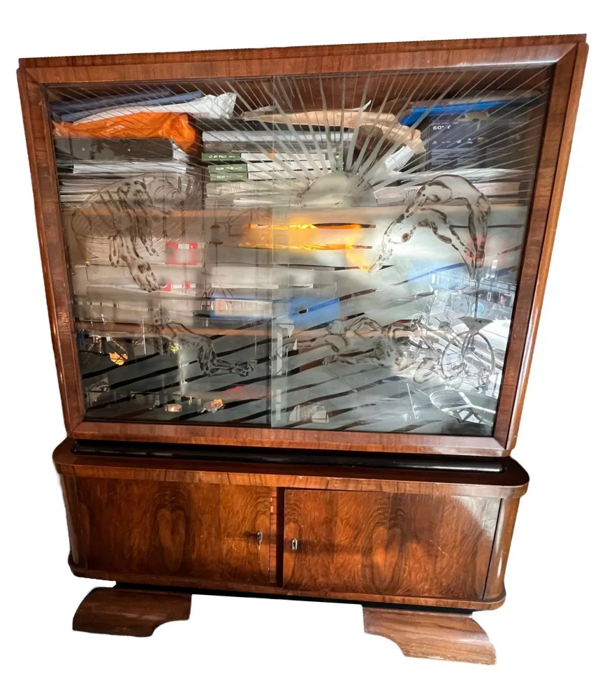 libreria antica con scaffali, porte e decorazioni