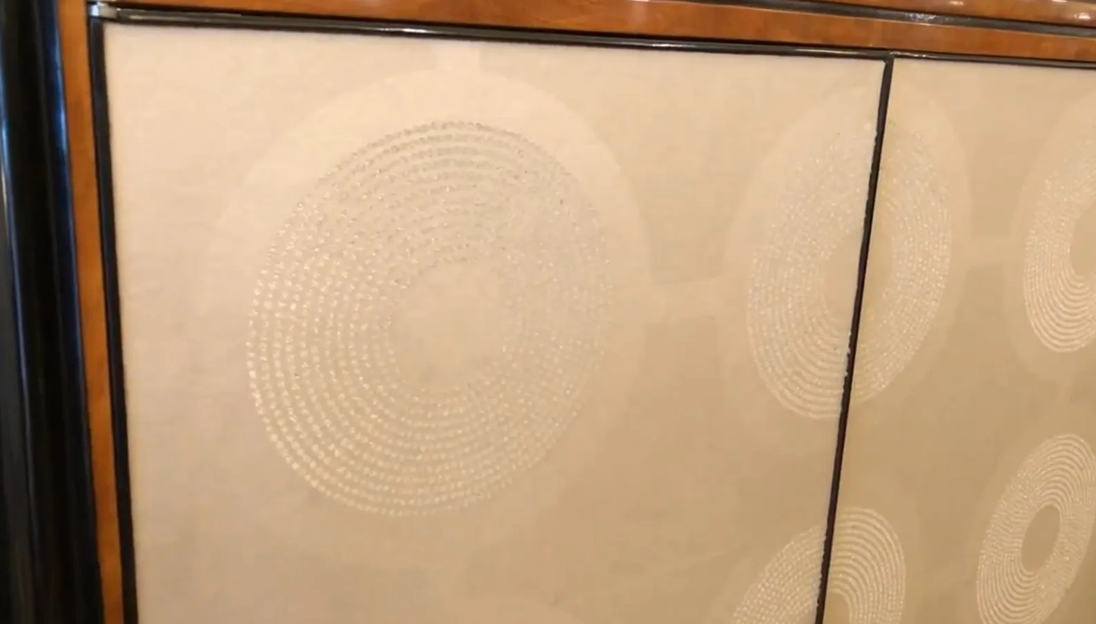 차분한 환경에 섬세하고 우아한 장식이 있는 고서적 서가.