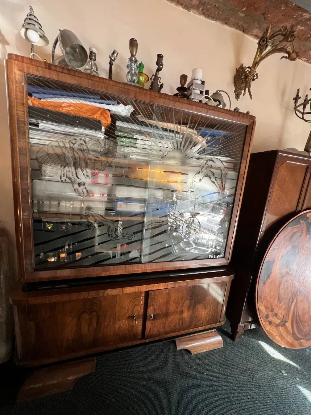 Antikes Bücherregal mit Glastüren, dekorativ und klassisch.