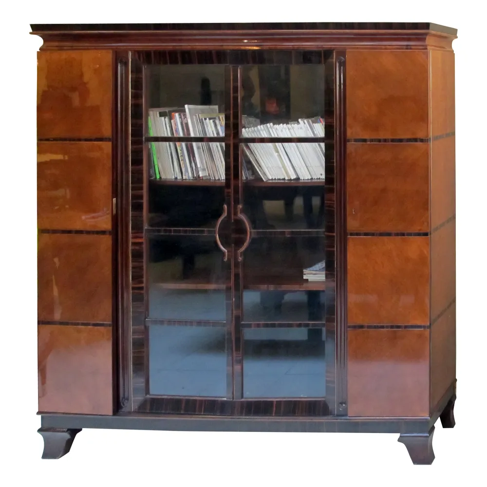 estante de livros antigo em estilo clássico com livros