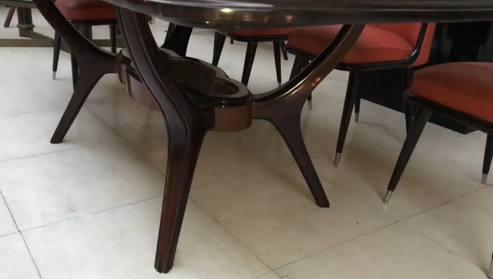 tavolo da pranzo antico per 8 persone con sedie, ambiente elegante.