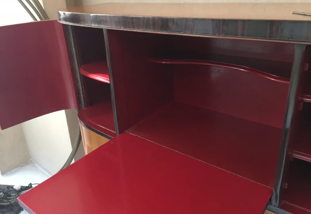 biblioteca antigua con estantes coloridos y abierta