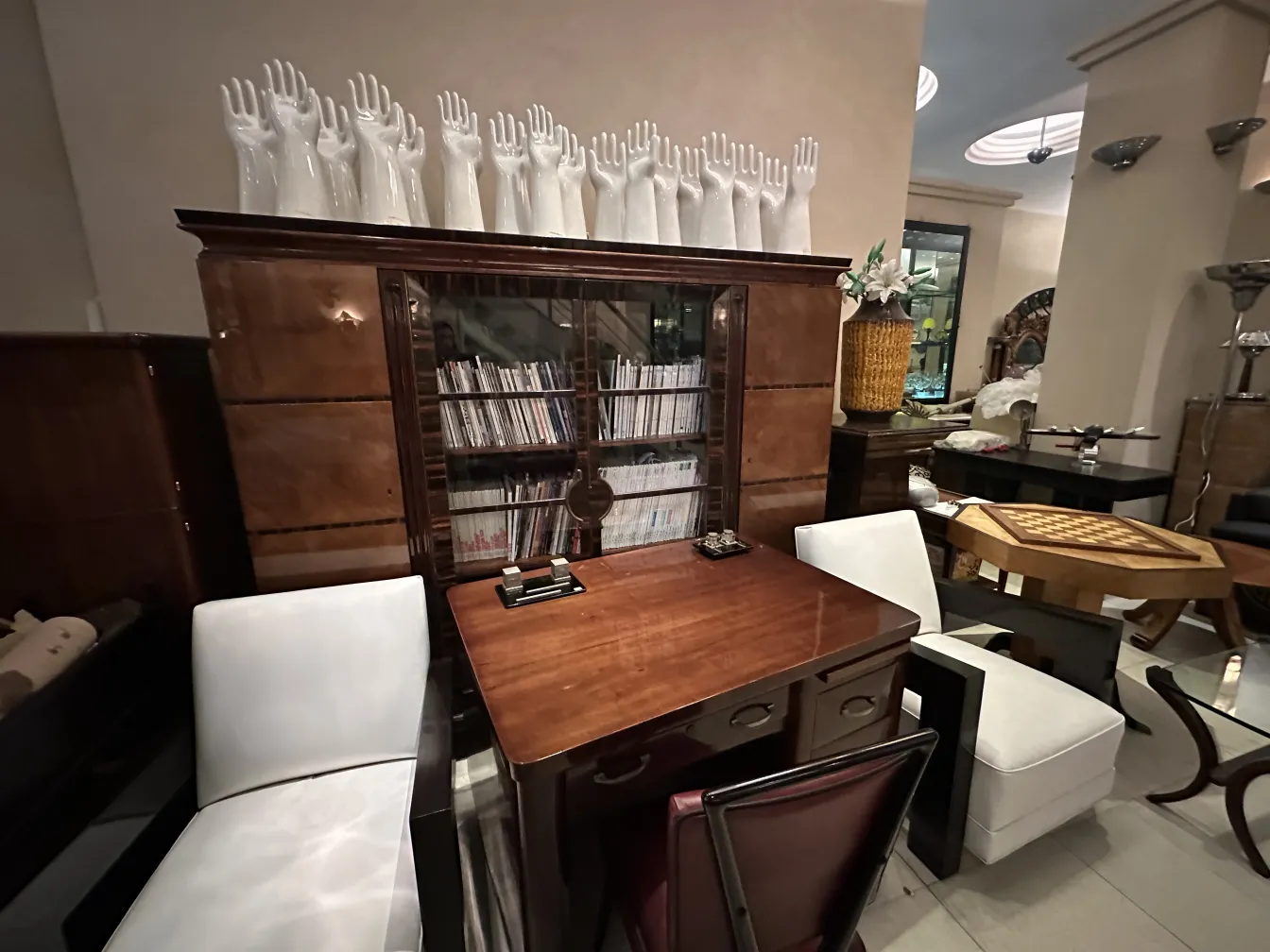 bibliothèque ancienne avec des livres et de la décoration blanche