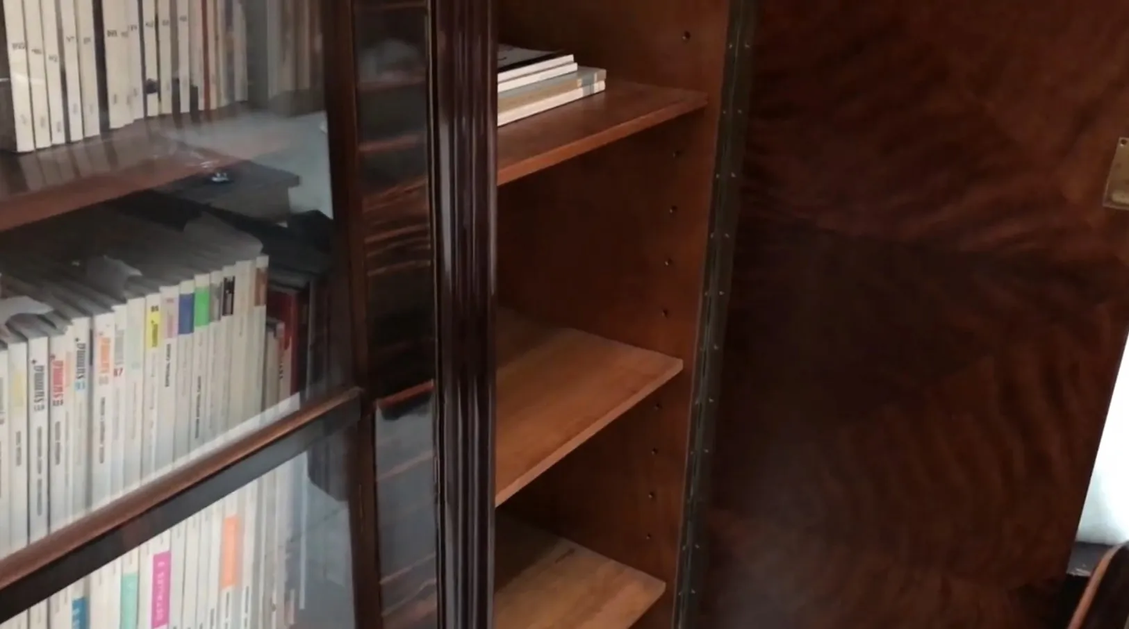 biblioteca antigua de madera con libros en estantes