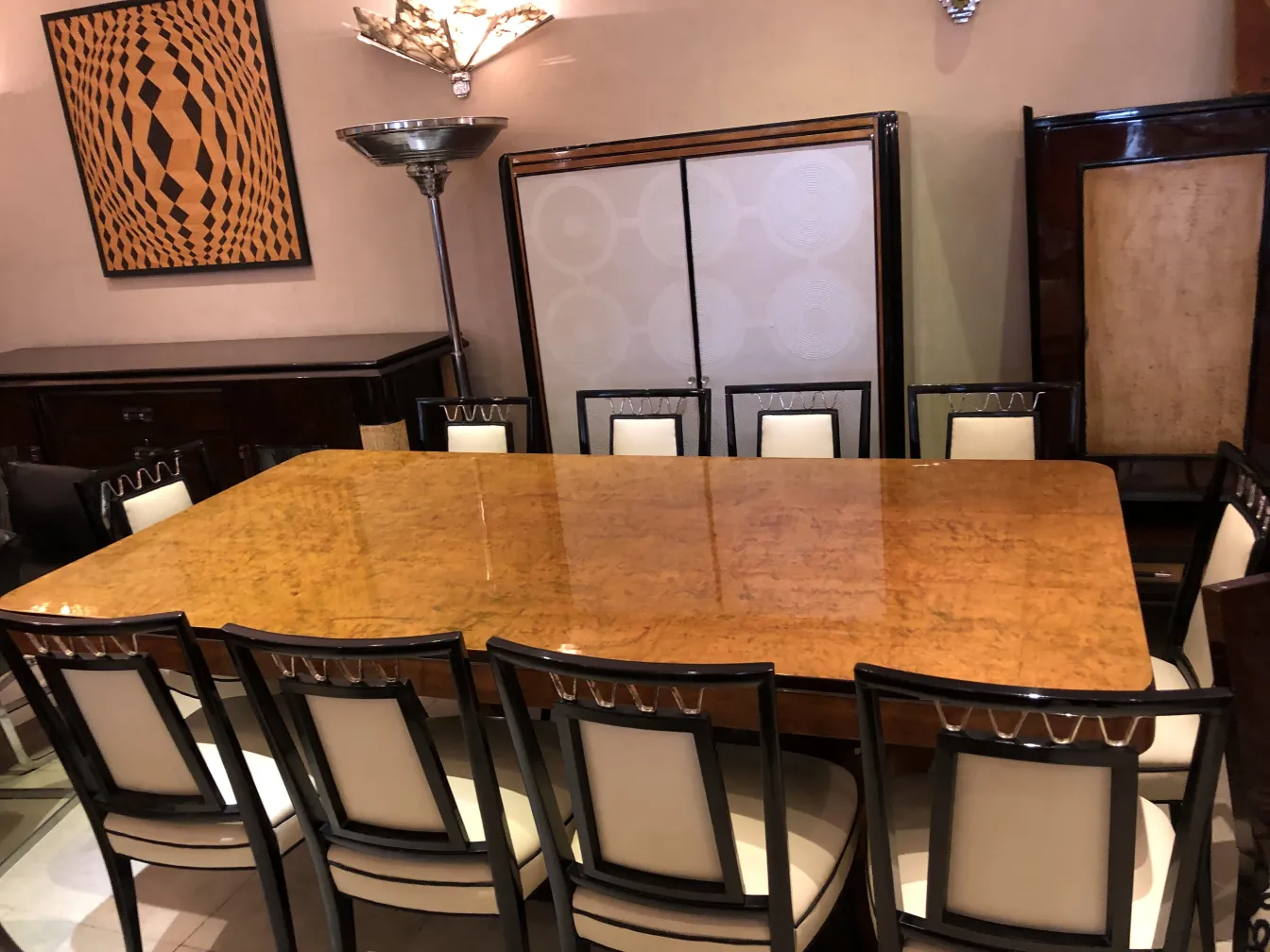 libreria antica in un ambiente con eleganti mobili da pranzo e decorazioni moderne