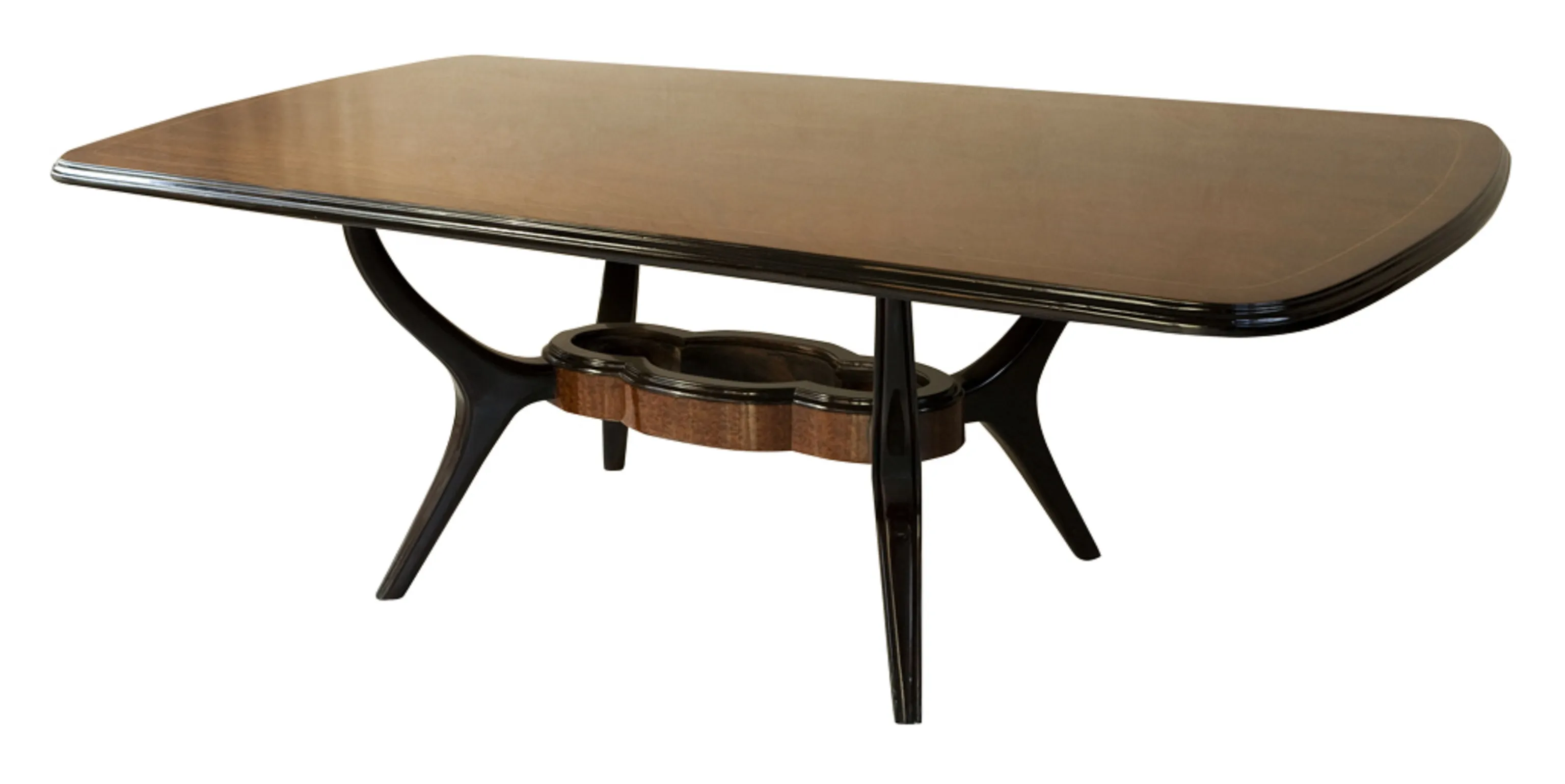 Table ancienne de bois élégante pour huit personnes.