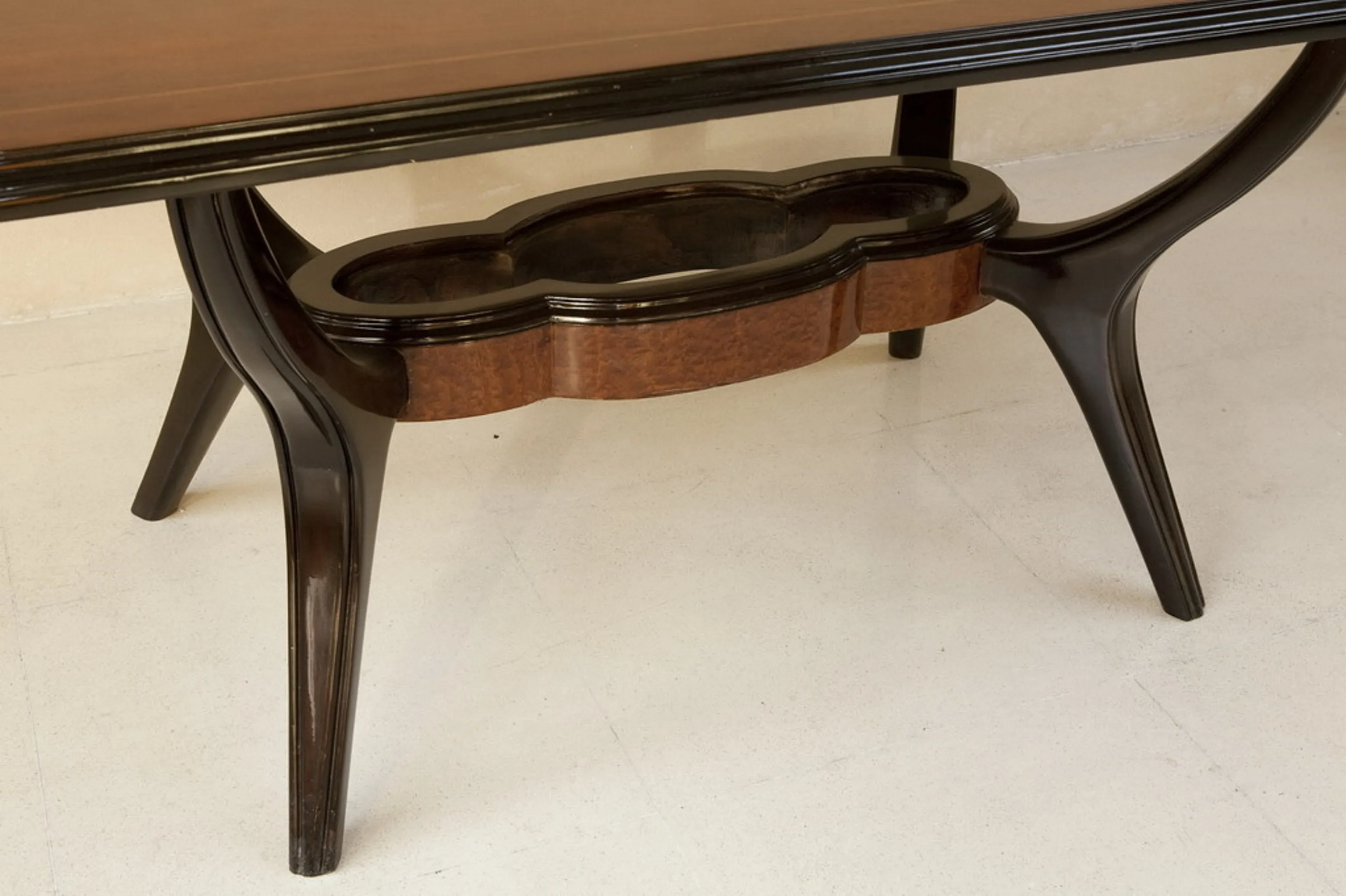 mesa de comedor antigua de 1950 para ocho personas, elegante, con detalles únicos