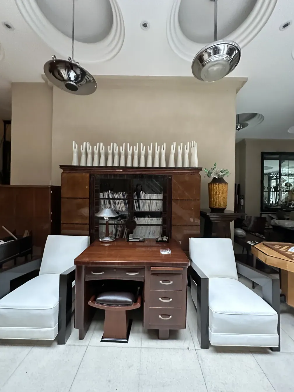 Vista de una antigua biblioteca con libros decorativos y ambiente elegante.