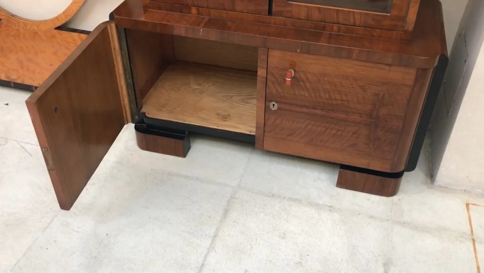 estante de livros antigo com design atraente, espaço para livros e decorações