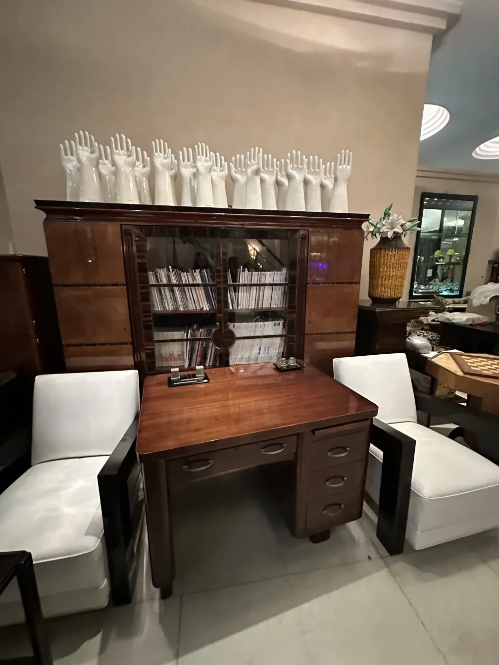 antiga estante de livros com prateleiras e decoração única ao fundo