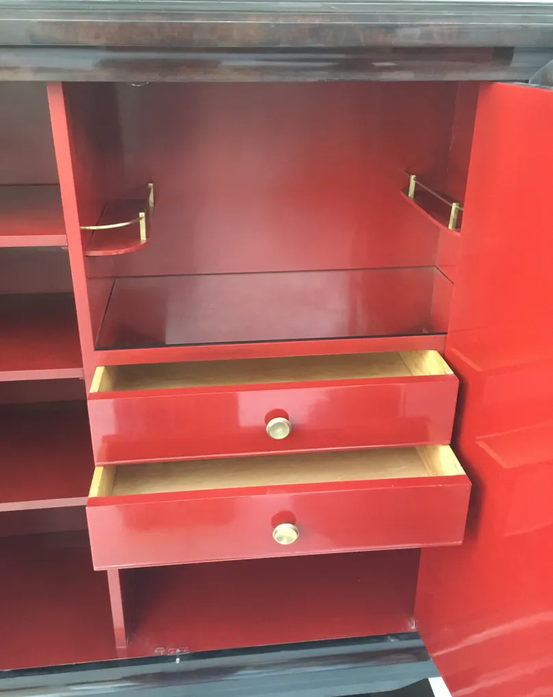 estante de livros antigo vermelho com prateleiras e gavetas