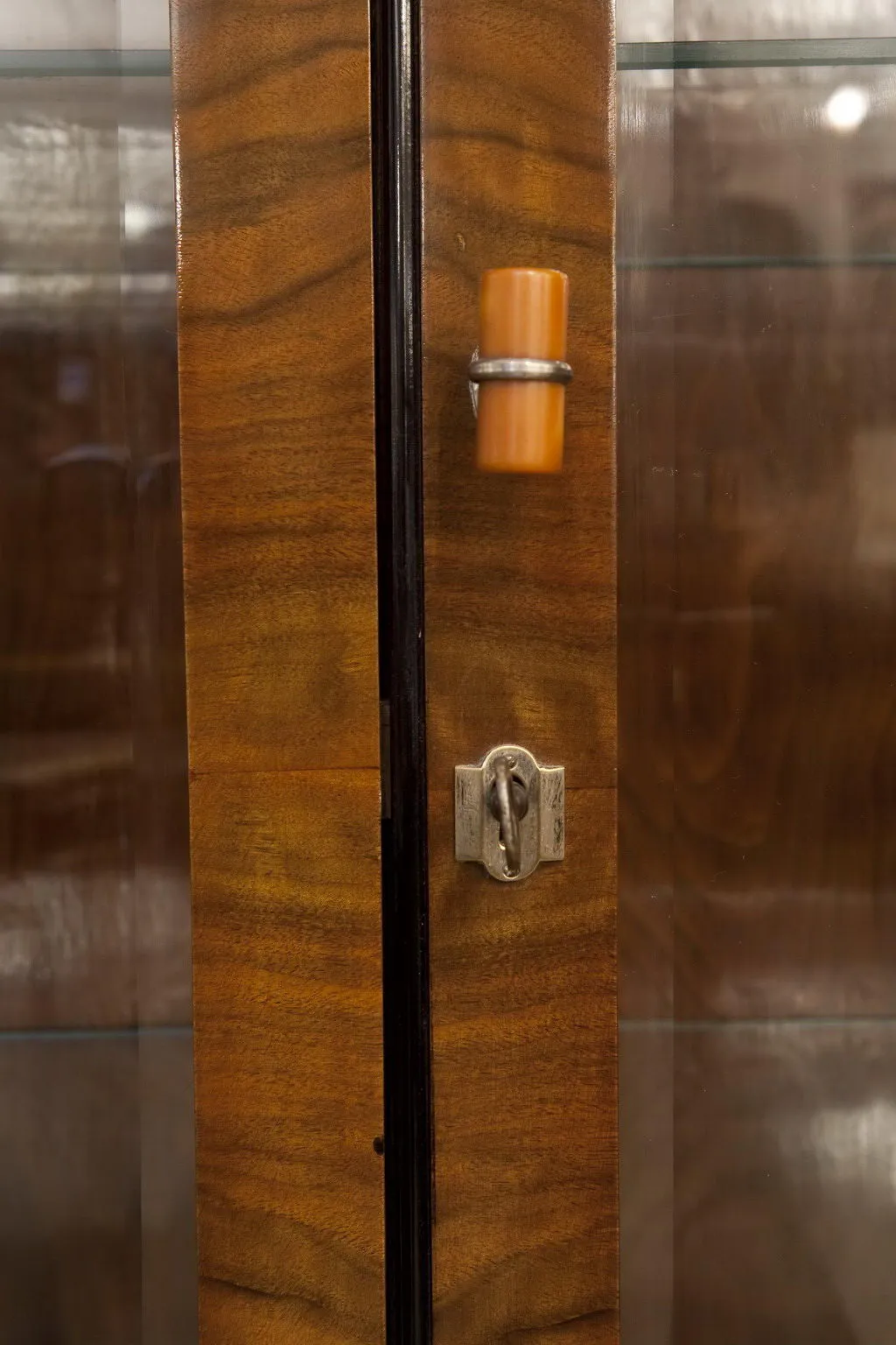 Detalhes de uma estante de livros antiga com um fecho visível.