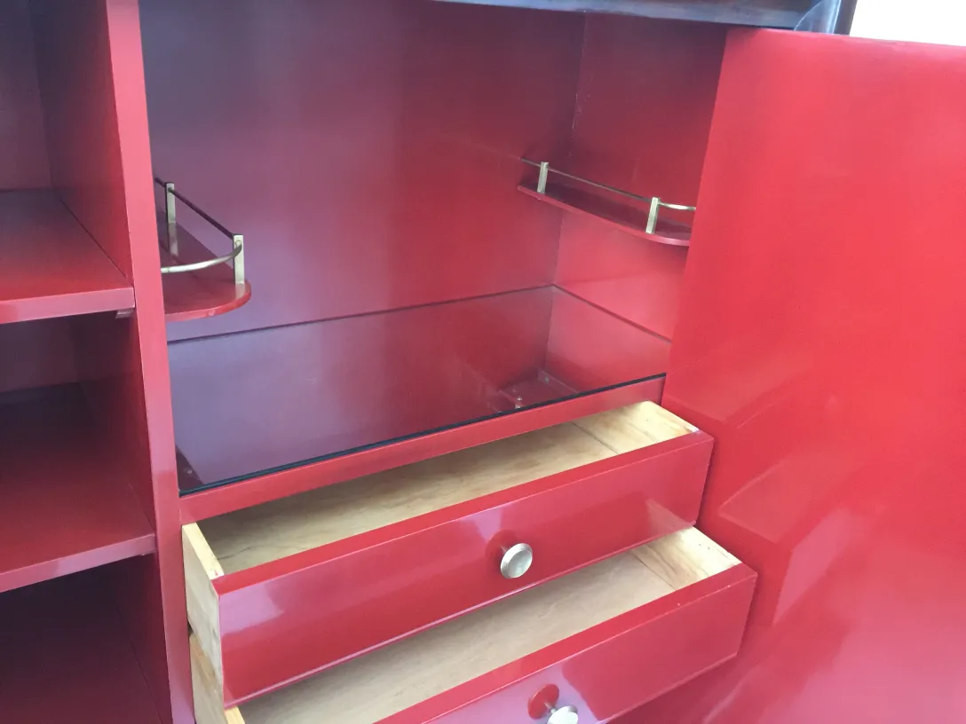 rotes antikes bücherregal mit regalen und schubladen