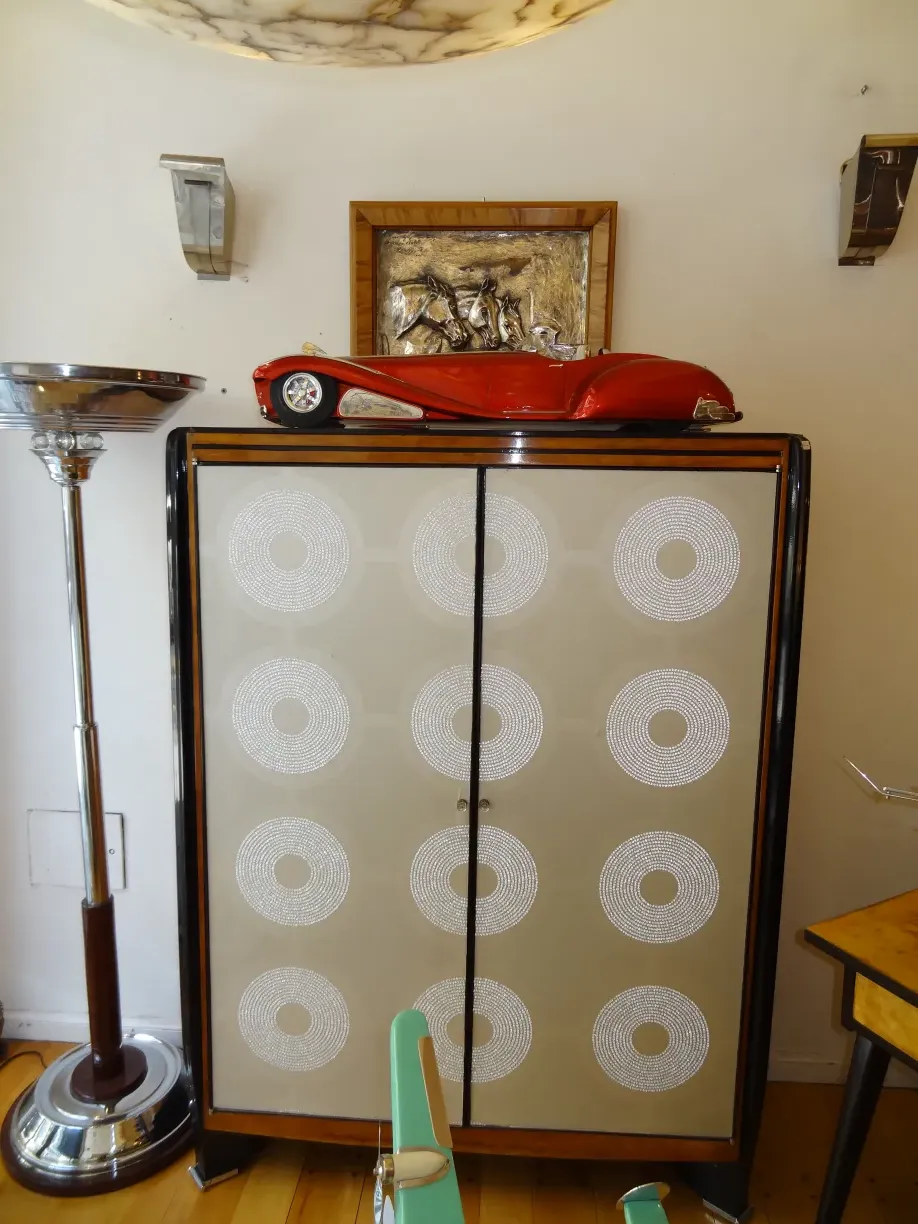 libreria antica con decorazioni moderne