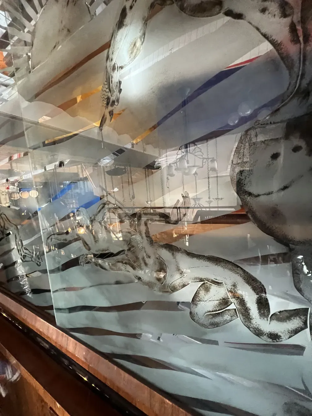 Vista dall'alto di una libreria antica con dettagli artistici, circondata da oggetti decorativi.