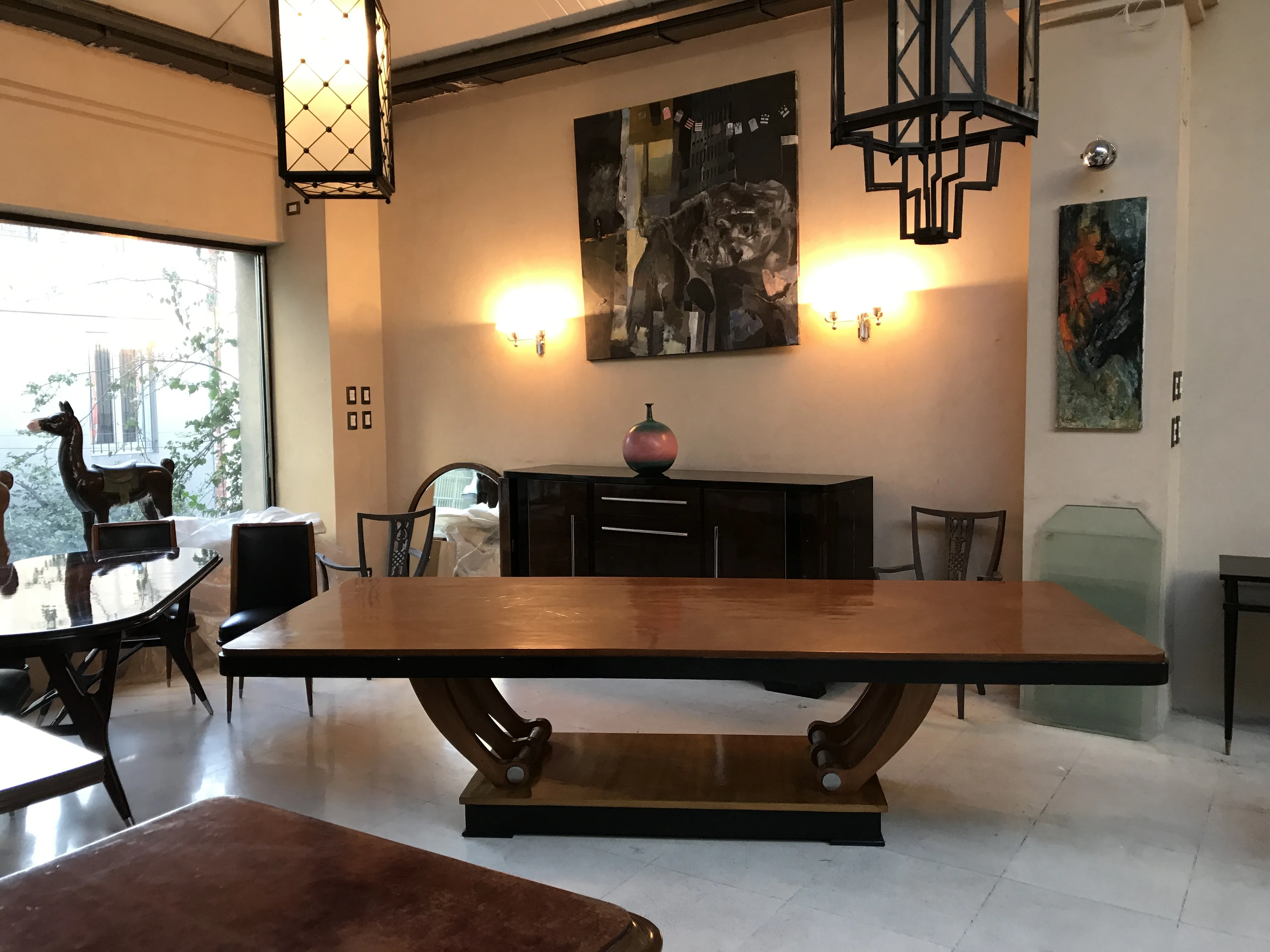 Mesa de comedor antigua para 12 personas en ambiente elegante