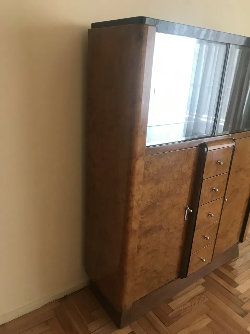 经典造型的古老书架，装饰精美