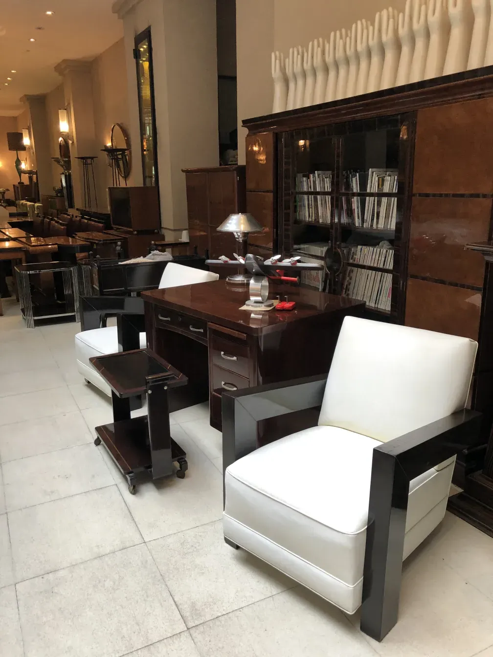 antikes Bücherregal mit Regalen und Licht, elegante Atmosphäre