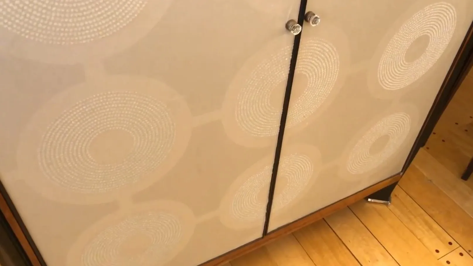 고전적인 책장, 현대적인 디자인과 세련된 디테일