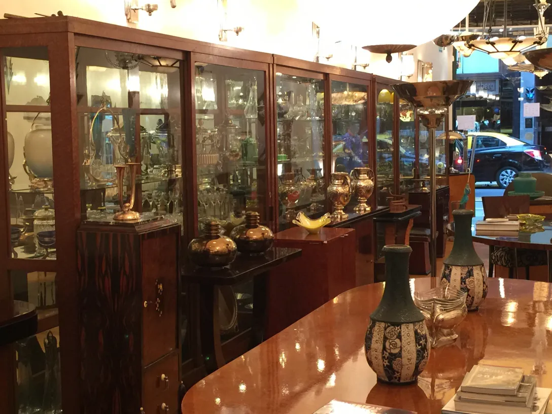 vue de céramiques décoratives anciennes dans un magasin