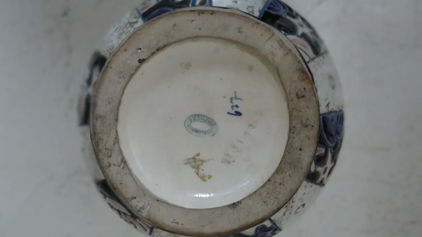Ceramica antica della Cecoslovacchia con decorazione classica.