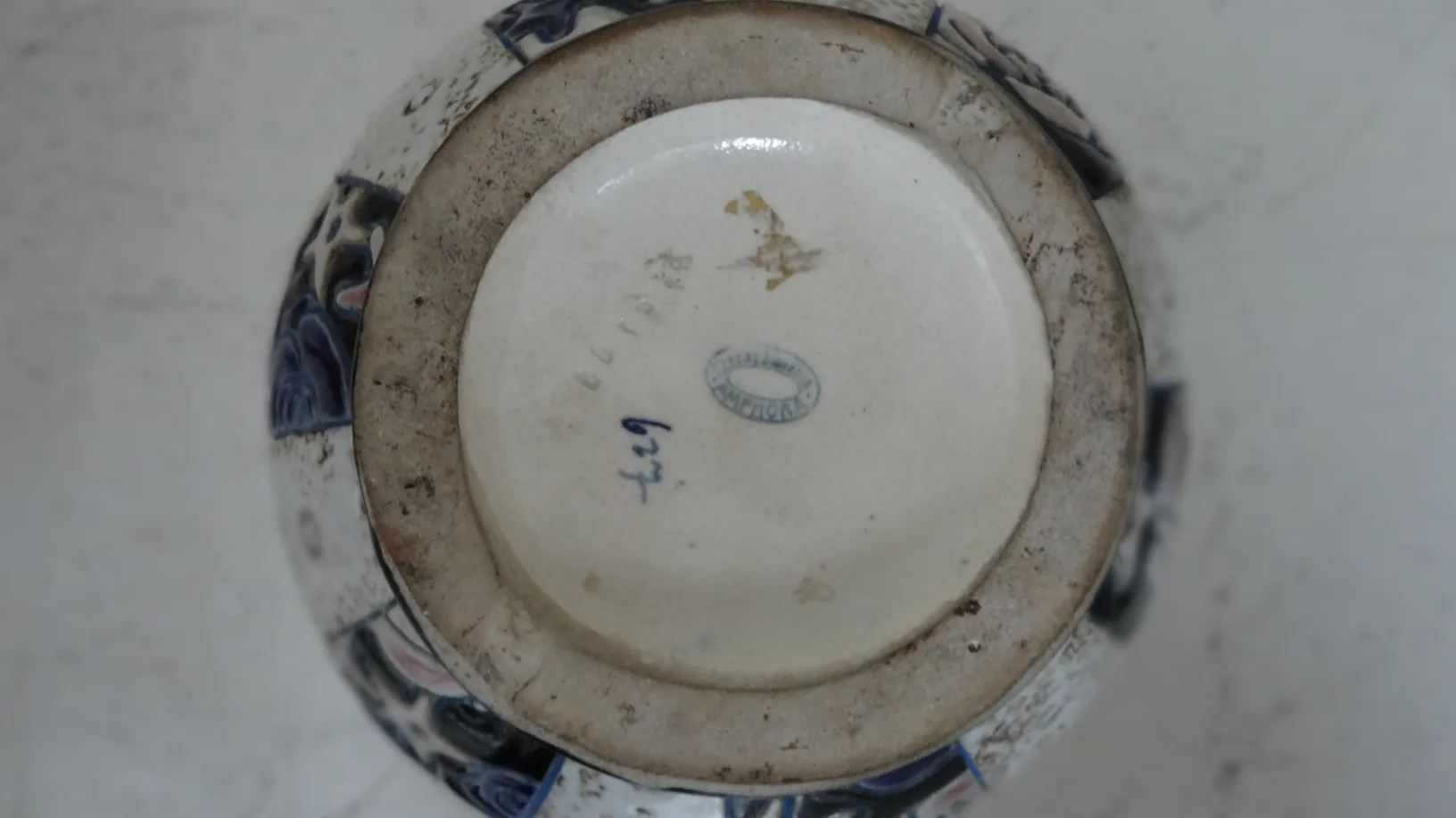 青い詳細がある古代装飾陶器の底