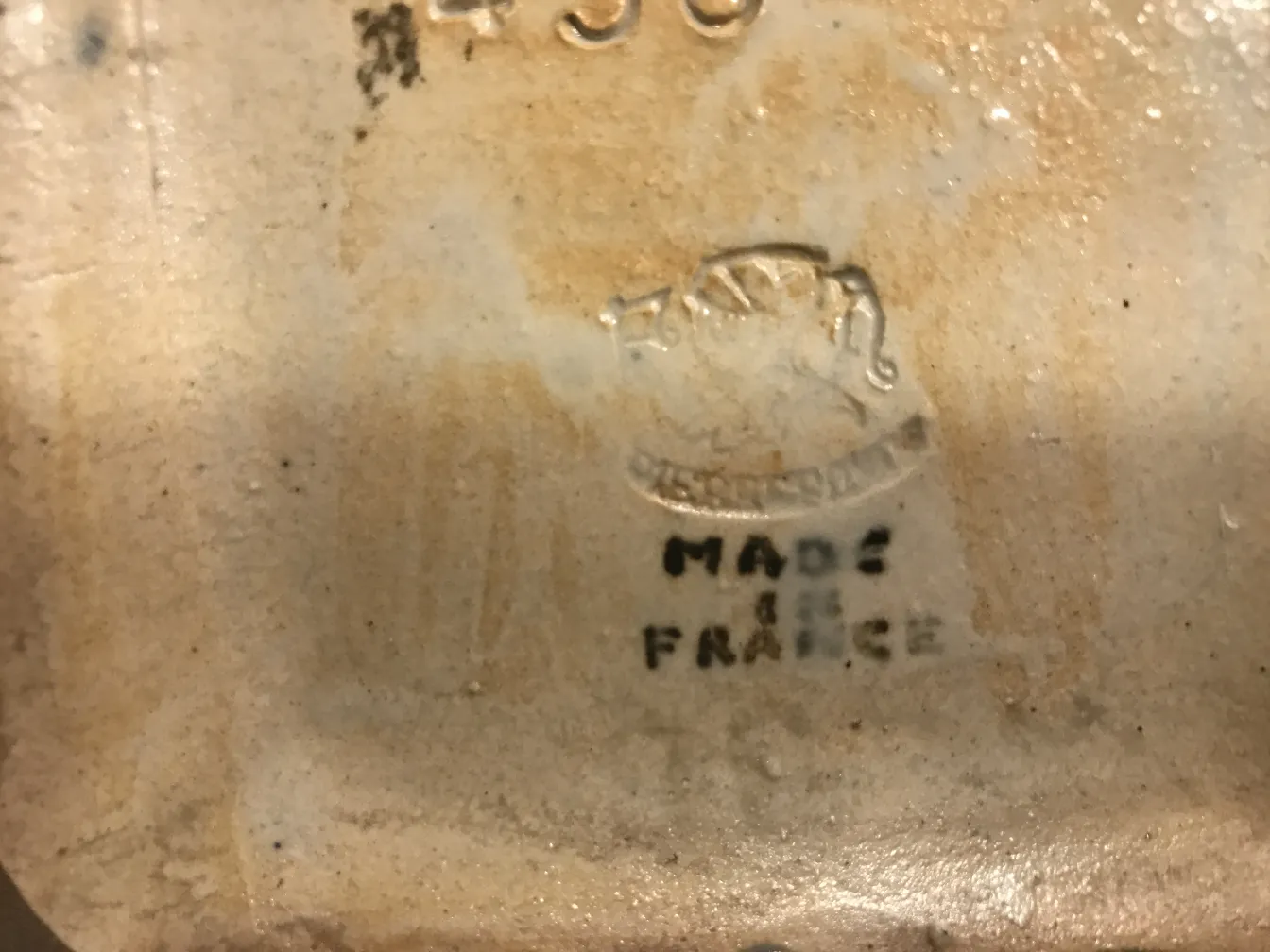 Antica ceramica decorativa con dettagli visibili