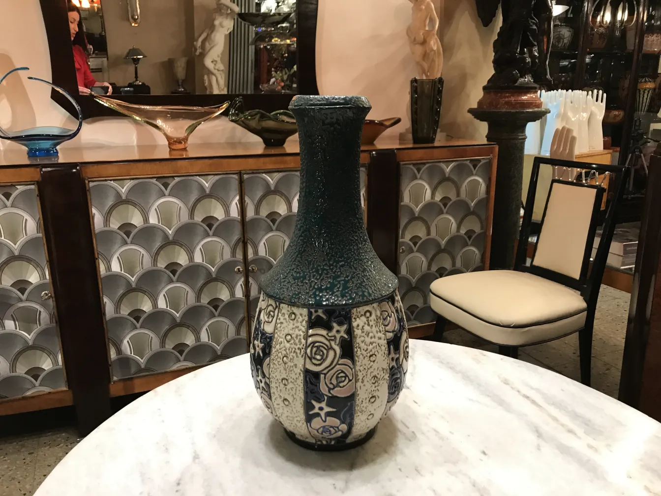 Antigua cerámica en forma de ánfora Czechoslovakia con detalles decorativos.