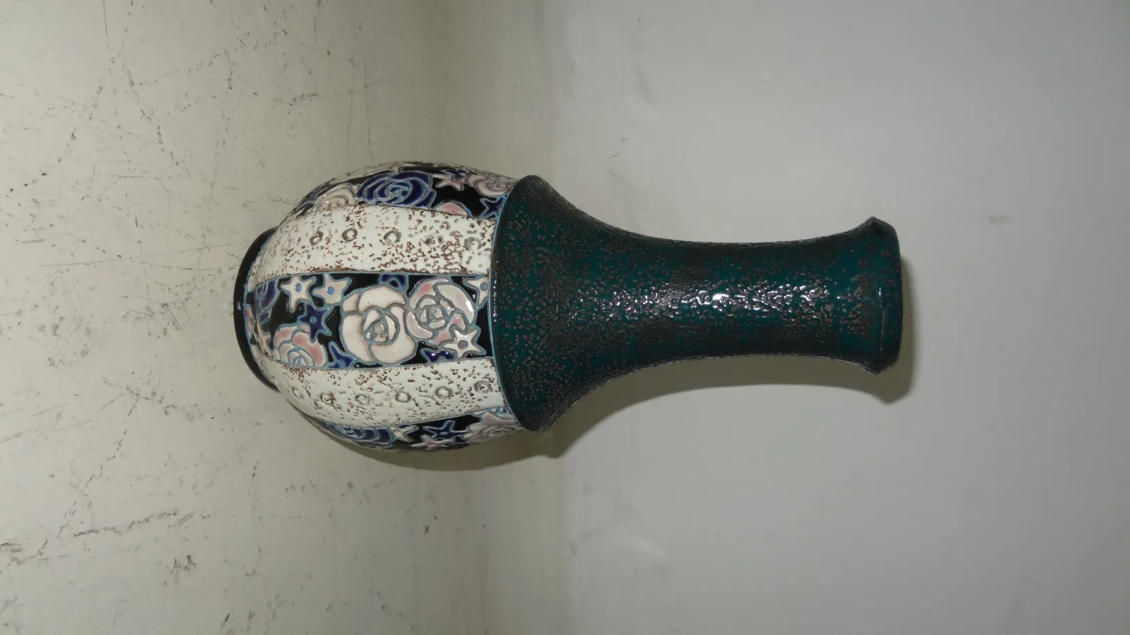 Vaso antico in ceramica con decorazione floreale colorata