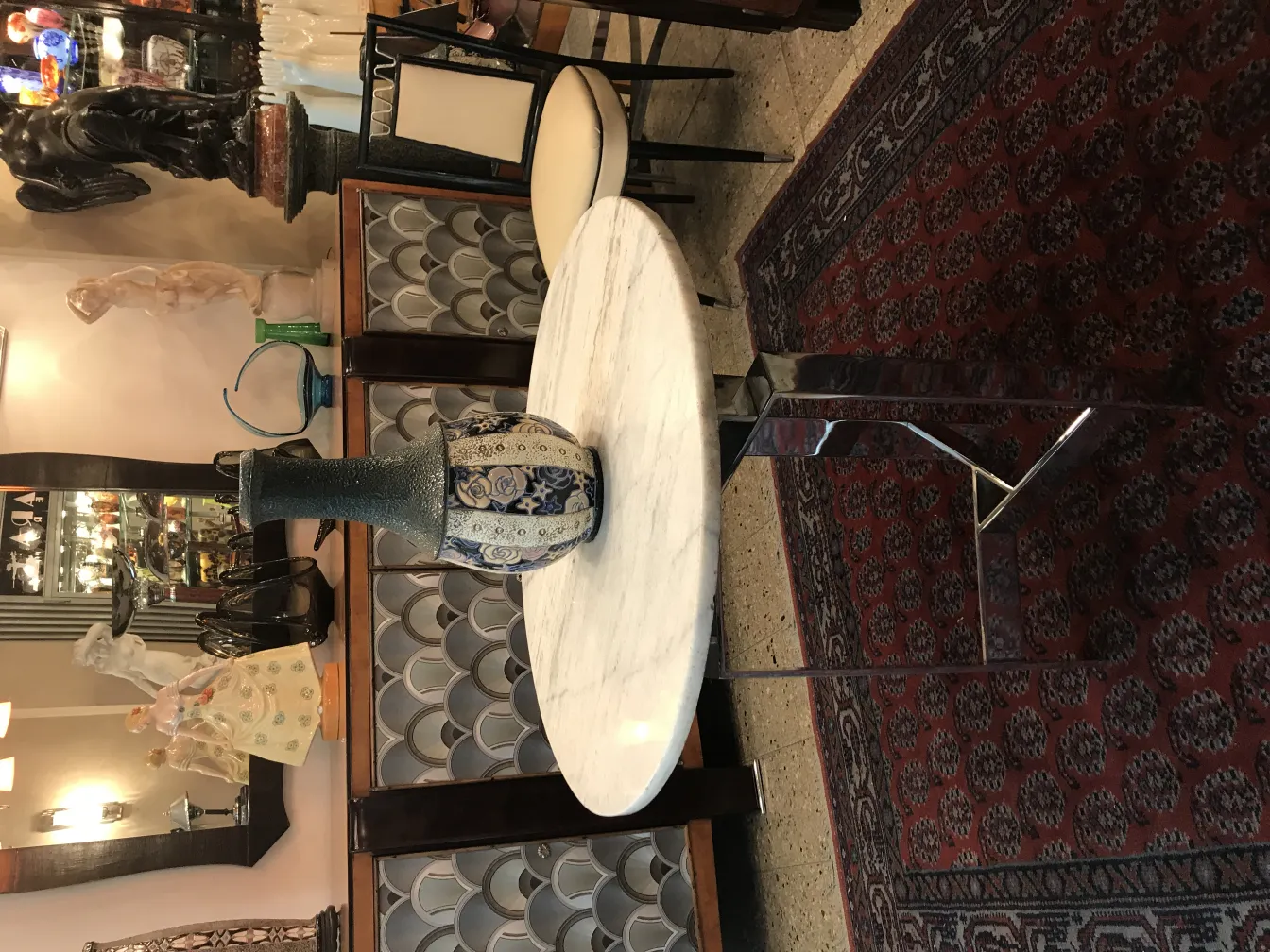 꽃무늬로 장식된 고대 도자기, 파란색 배경과 금색 세부 사항