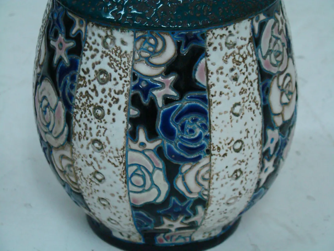 Antigua cerámica con diseño de rosas y estrellas, estilo detallado.